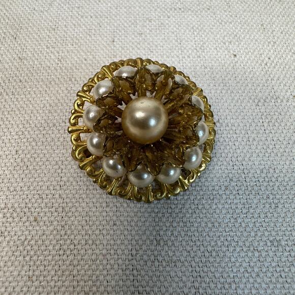 Vtg Brooch Pin WMNS Gold Tone Round Faux Pearl Round Flower Design Elegant Retro - Picture 6 of 6